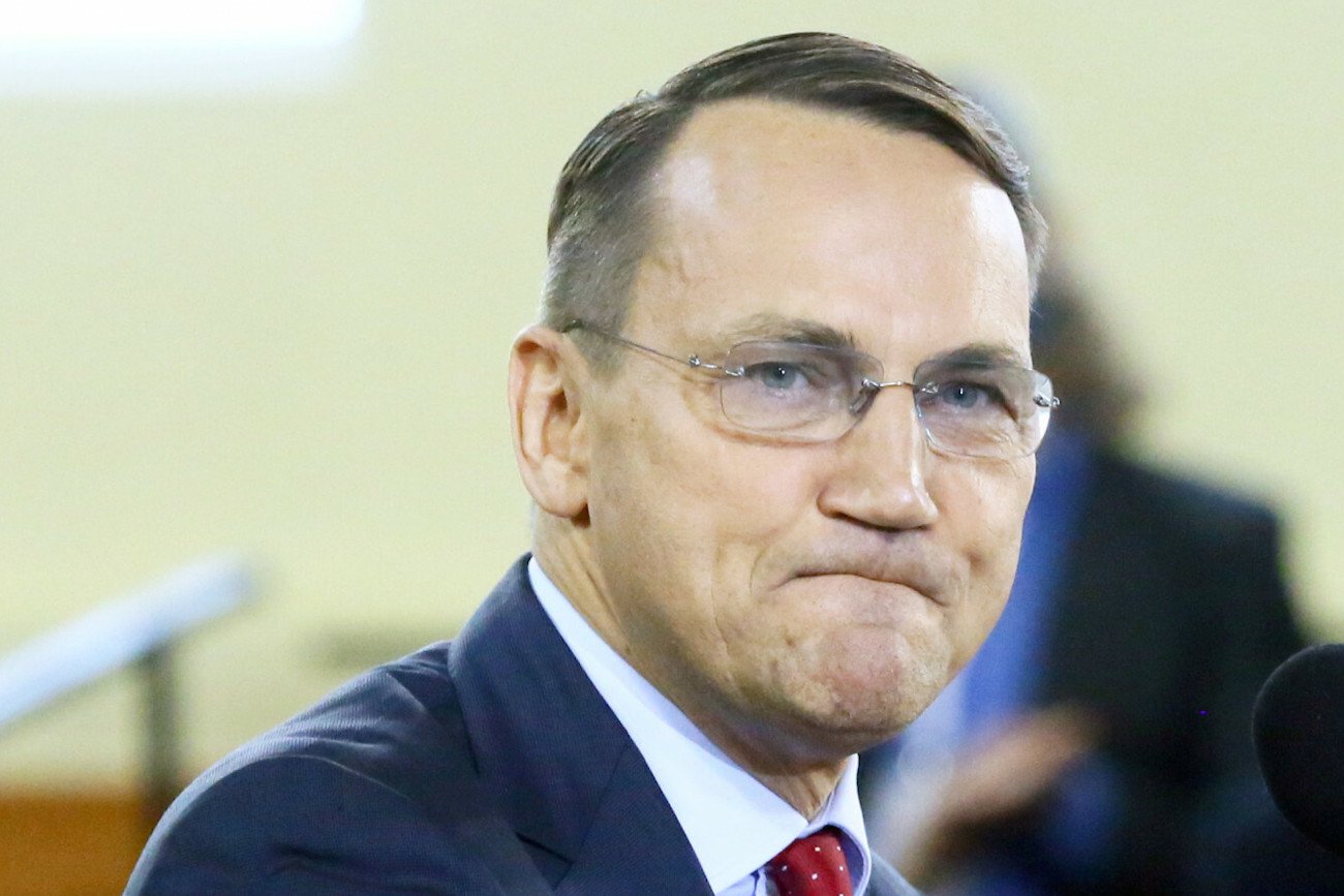 Radosław Sikorski zaatakował na Twitterze Beatę Kempę.