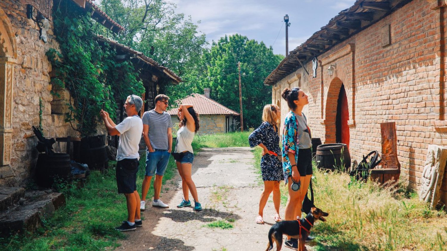 Pokolenie Z woli spokojne miasteczka na weekendowe wyjazdy