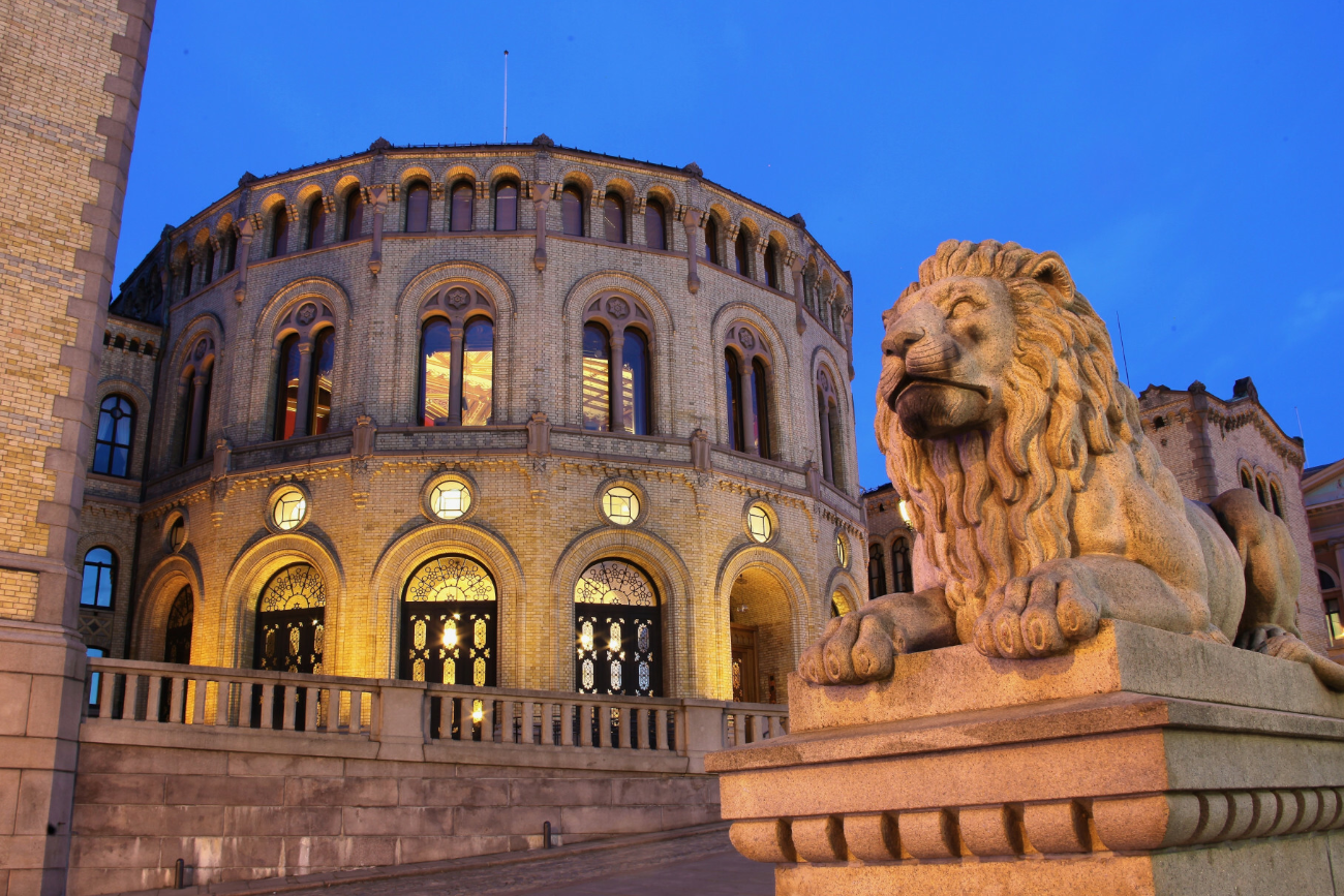 Alarm bombowy w norweskim parlamencie. Policja zamknęła wszystkie wejścia.