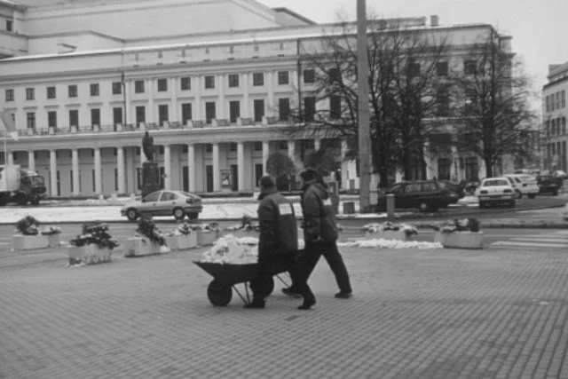 Plac Teatralny – usuwanie śniegu taczkami.