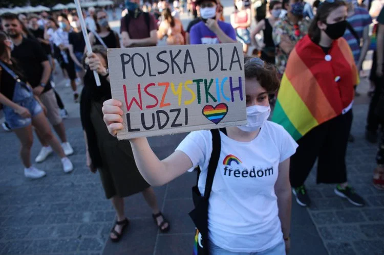 Sześć polskich miast nie dostanie dotacji z UE z powodu rezolucji o strefach wolnych od LGBT.