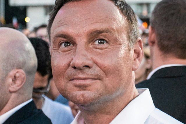 Andrzej Duda miał wypadek na wakacjach w Juracie. Prezydent spadł ze skutera wodnego. Na szczęście nic mu się nie stało.
