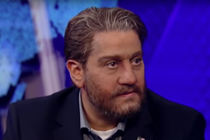 Tamer Elnoury to amerykański agent FBI muzułmańskiego wyznania, który pod przykryciem rozpracowuje islamskich terrorystów. Zdjęcie przedstawia jego ucharakteryzowaną twarz, aby nie można było go rozpoznać