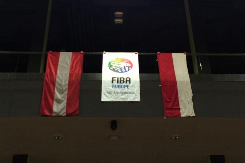 Profanacja polskiej flagi przez Austriaków. Ze swojej wycieli biało-czerwoną