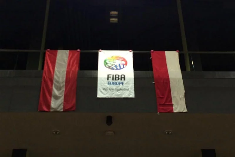 Profanacja polskiej flagi przez Austriaków. Ze swojej wycieli biało-czerwoną