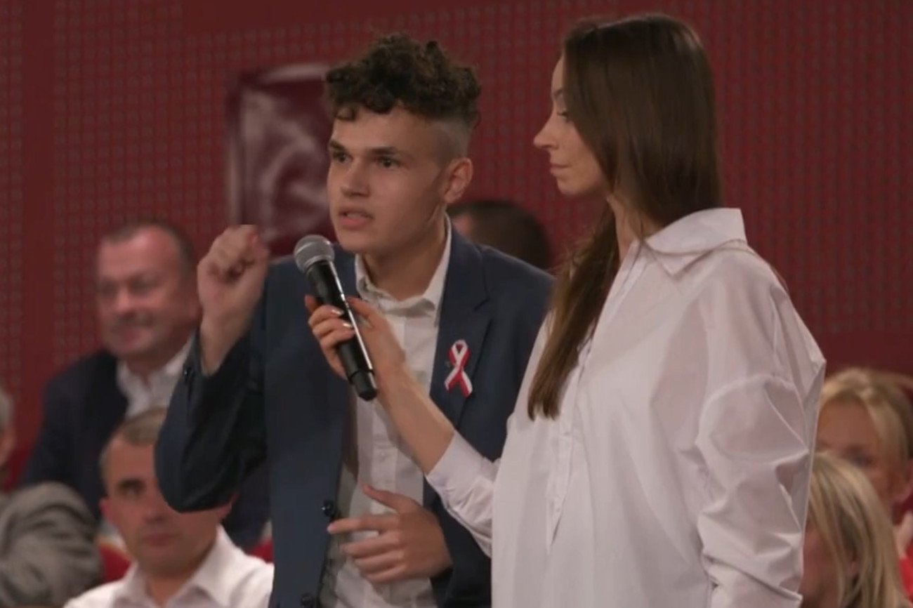 Starł się z Donaldem Tuskiem w Płocku. To działacz młodzieżówki KORWiN Starł się z Donaldem Tuskiem w Płocku. To działacz młodzieżówki KORWiN