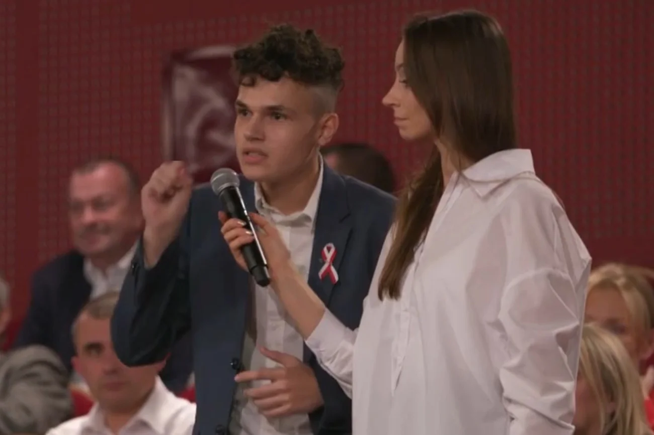 Starł się z Donaldem Tuskiem w Płocku. To działacz młodzieżówki KORWiN Starł się z Donaldem Tuskiem w Płocku. To działacz młodzieżówki KORWiN