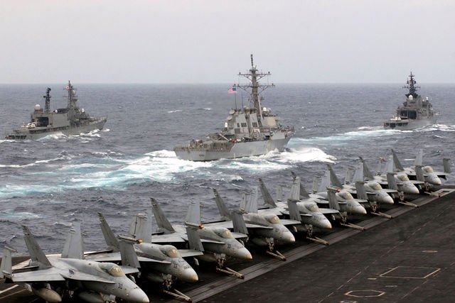 Stany Zjednoczone zaatakują siły prezydenta Syrii al-Asada? Zdjęcie wykonane z pokładu lotniskowca USS Ronald Reagan