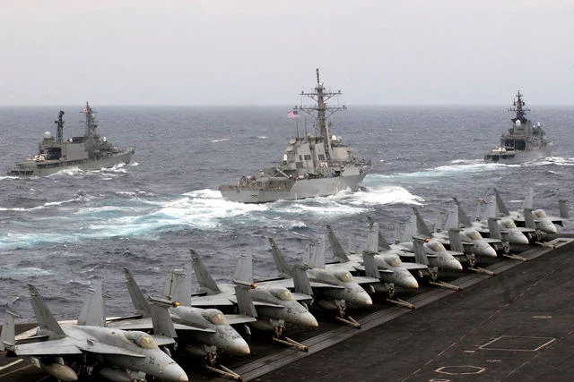 Stany Zjednoczone zaatakują siły prezydenta Syrii al-Asada? Zdjęcie wykonane z pokładu lotniskowca USS Ronald Reagan