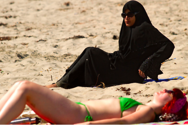 Zakaz noszenia burkini w takich miastach jak Nicea i Cannes był nielegalny - orzekł Najwyższy Sąd Administracyjny Francji.