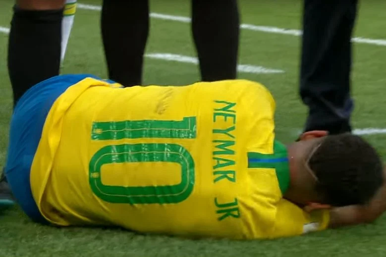 Neymar był najczęściej "leżącym" zawodnikiem mundialu w Rosji. Teraz zabłysnął kolejnym "osiągnięciem"...