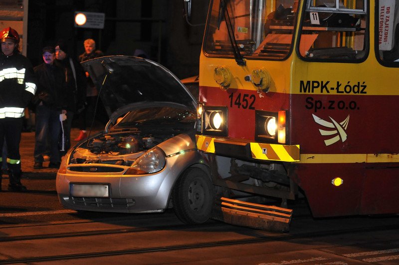 W Łodzi znowu doszło do wypadku z udziałem tramwaju. W prawie tym samym miejscu, gdzie pijany motorniczy potrącił śmiertelnie trzy osoby przed tygodniem.