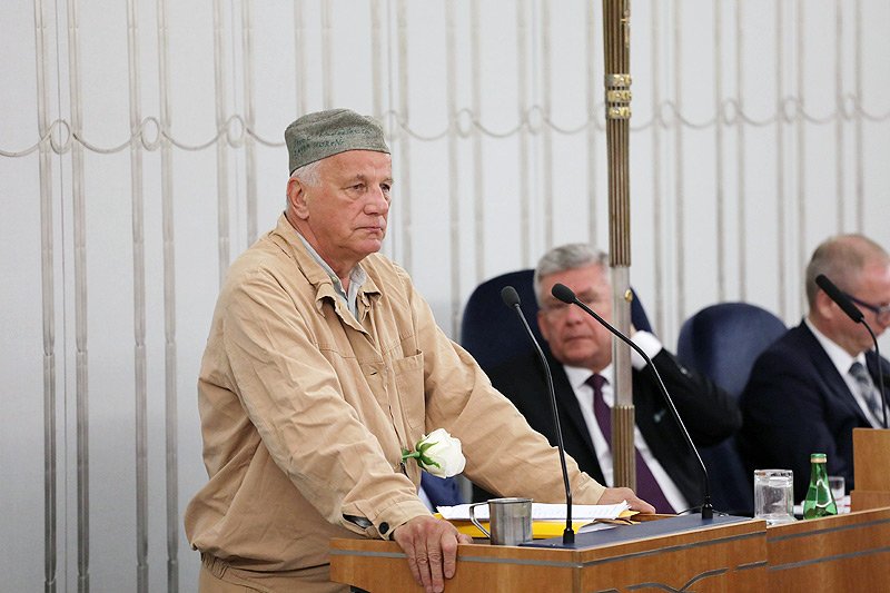 Senator Jan Rulewski wygłosił niezwykle przejmujące przemówienie. Bohater walki z PRL apelował o zatrzymanie działań PiS we więziennym drelichu, który dano mu w komunistycznym więzieniu.