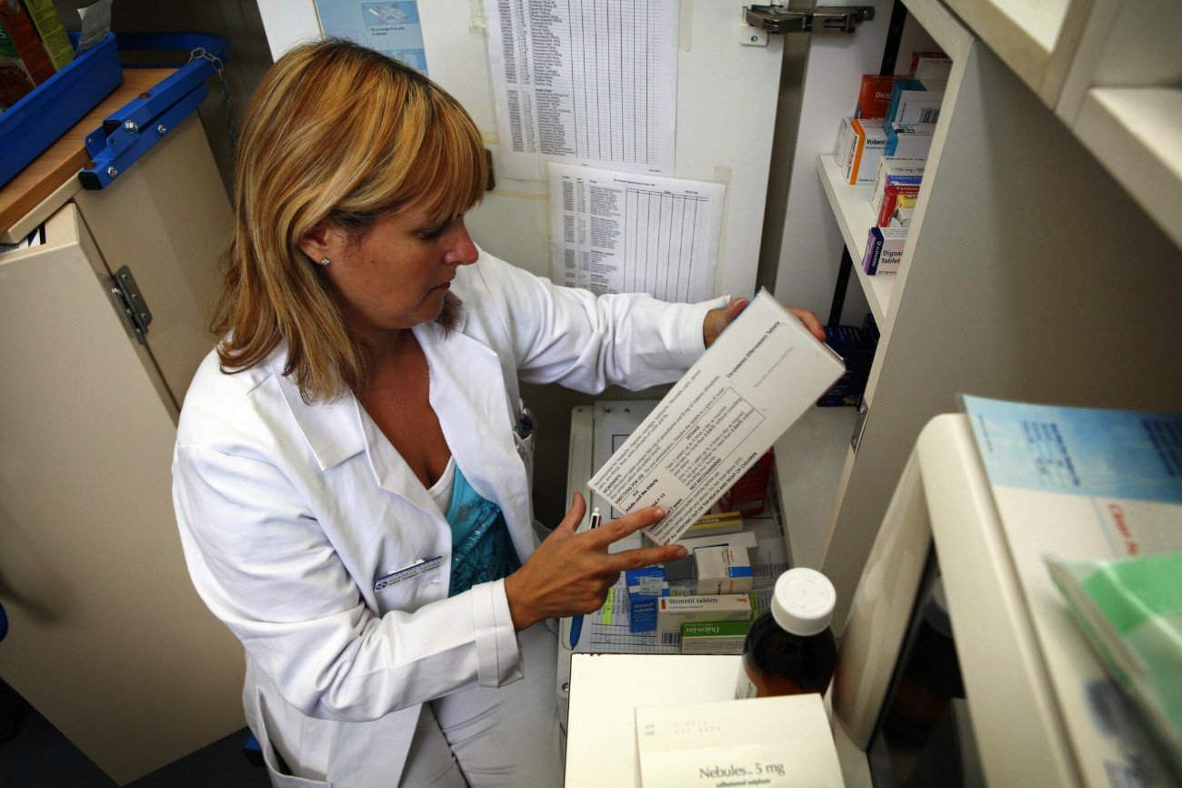 Jest coraz więcej zatrudnionych farmaceutów, ale liczba aptek, które dyżurują, spada.