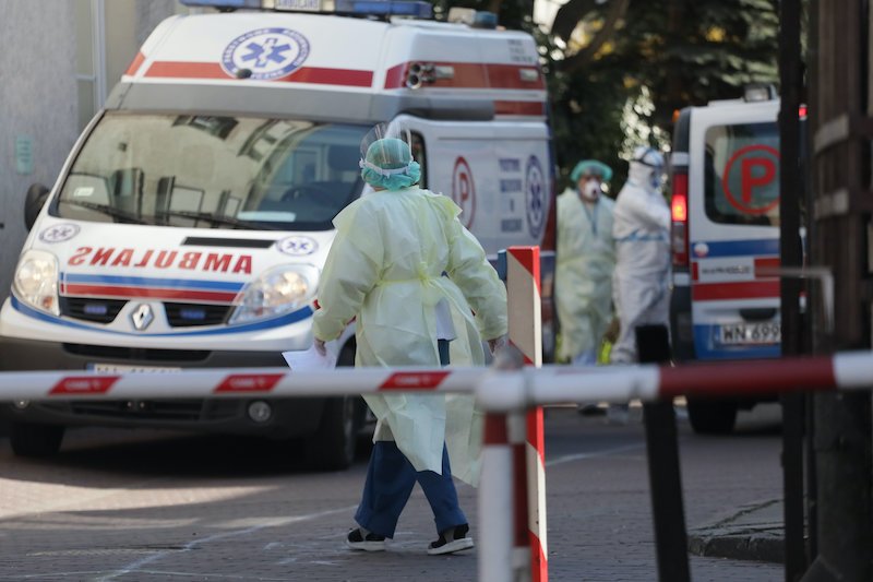 Ministerstwo Zdrowia nie uwzględniło śmierci 75-latka w statystykach dotyczących epidemii koronawirusa.