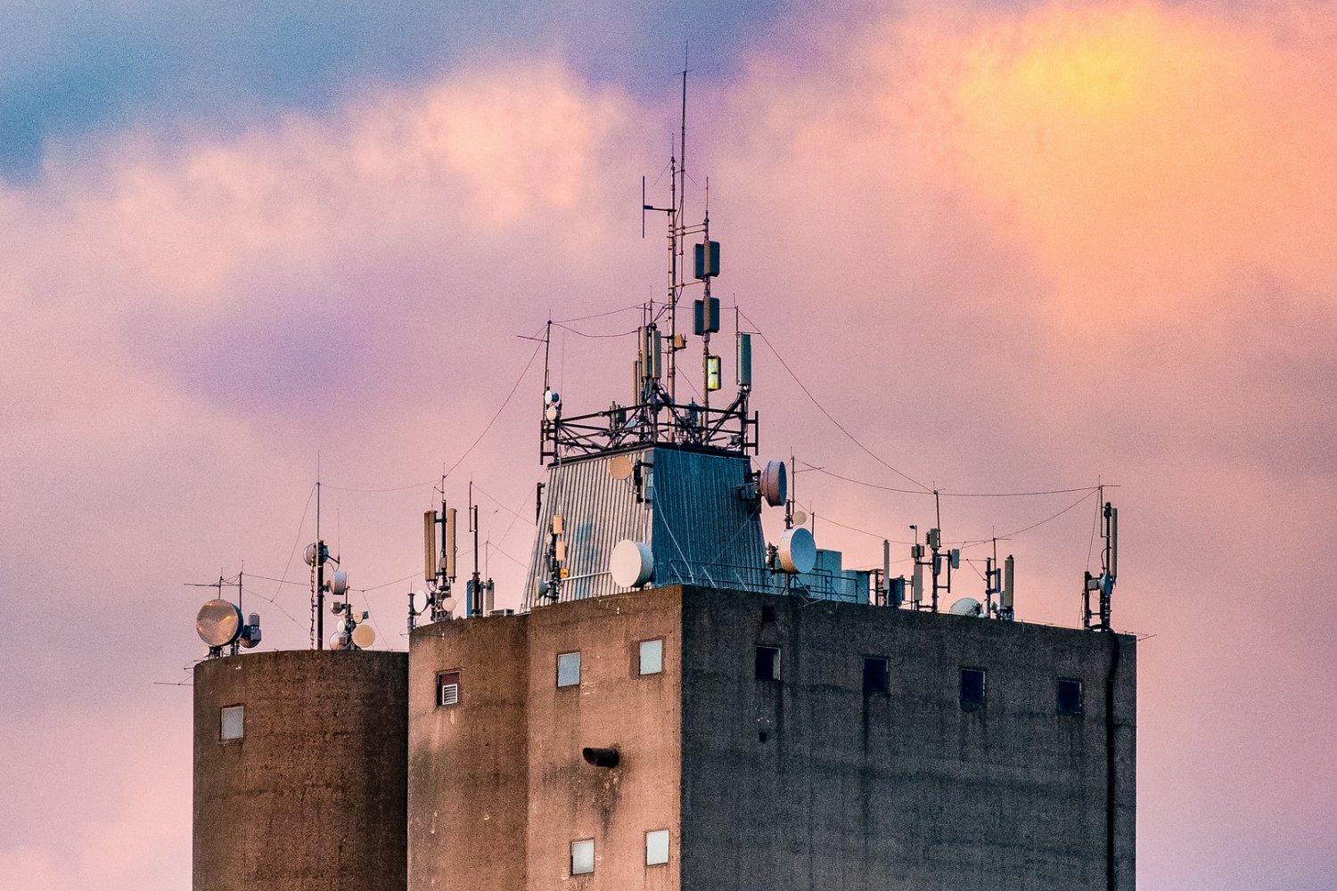 Część osób uważa, że sieć 5G wywołała pandemię koronawirusa