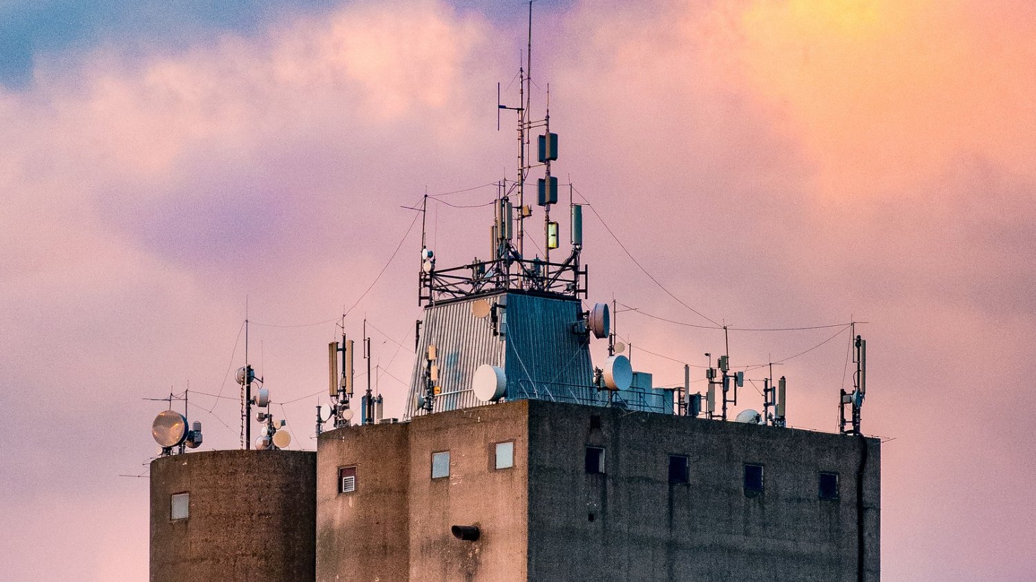 Część osób uważa, że sieć 5G wywołała pandemię koronawirusa