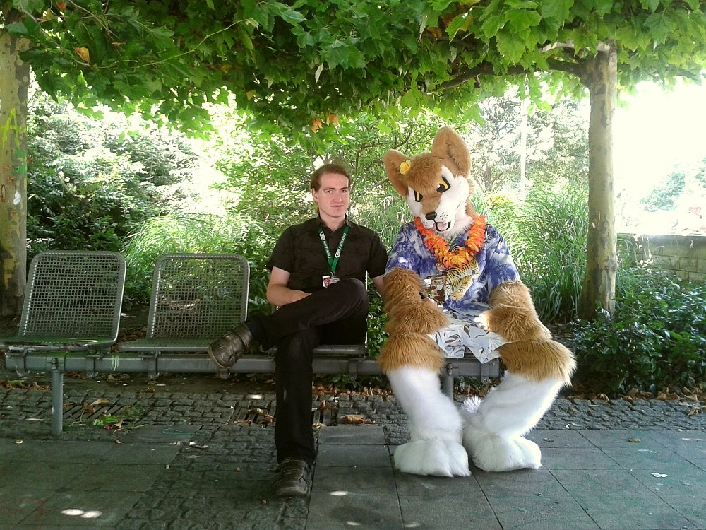 Niektóre Furries nie zdejmują kostiumu nawet po oficjalnym zakończeniu konwentu.