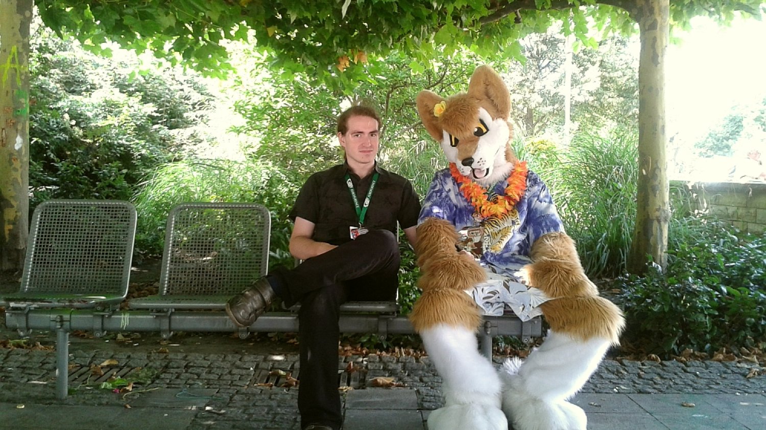Niektóre Furries nie zdejmują kostiumu nawet po oficjalnym zakończeniu konwentu.