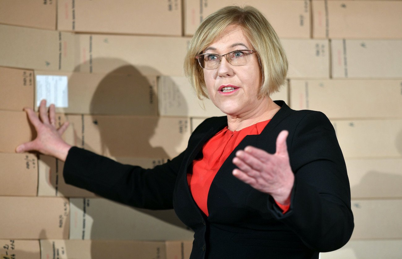 Barbara Nowak na tle pustych pudeł. Małopolska kurator oświaty Barbara Nowak na tle pustych pudeł.