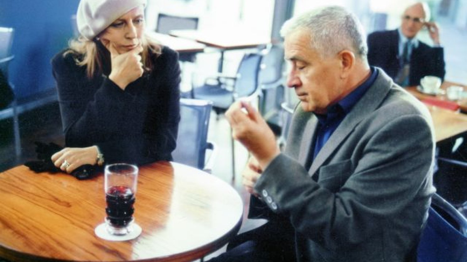 Kadr z filmu "Życie jako śmiertelna choroba przenoszona drogą płciową