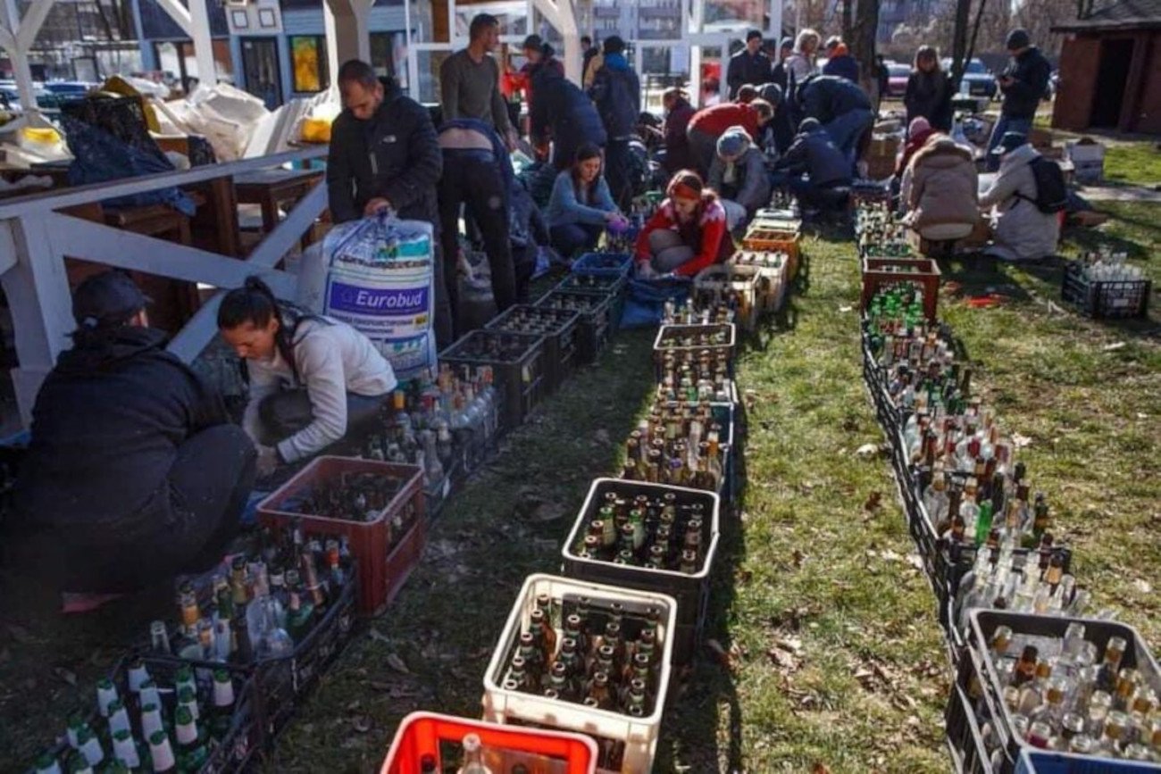 Ukraińcy przygotowują koktajle Mołotowa.