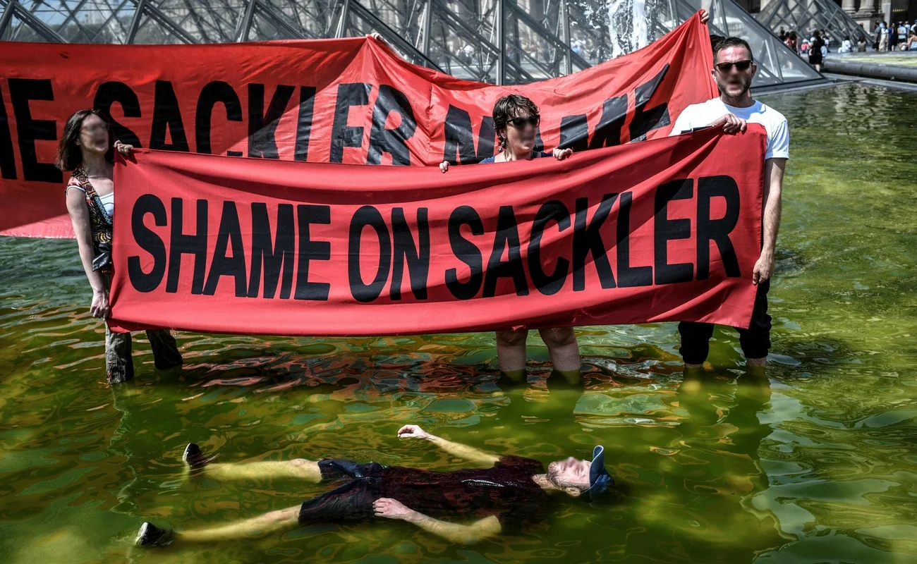 Protest przeciwko rodzinie Sacklerów w Paryżu.
