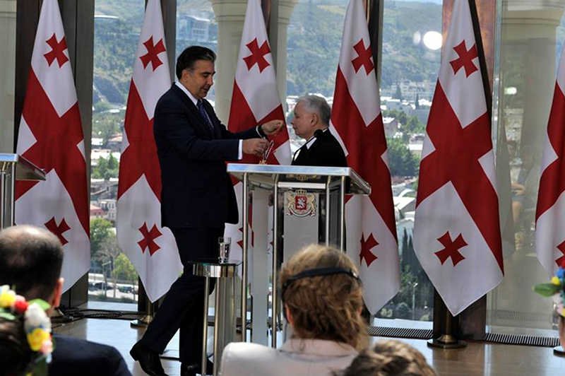 Jarosław Kaczyński został odznaczony przez Micheila Saakaszwilego orderem. Złamał prawo, bo nie miał zgody prezydenta.