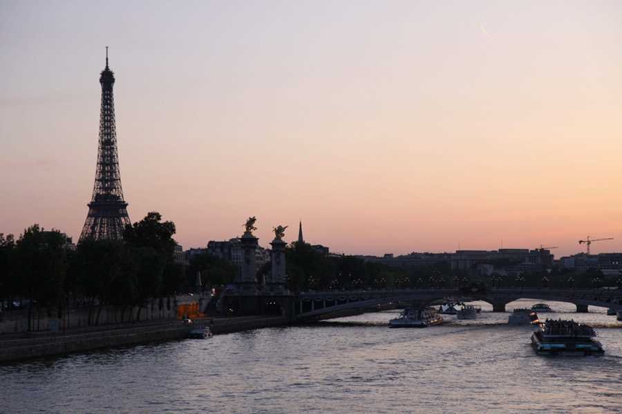 Zachód słońca w Paryżu – bohaterce m.in. powieści Dana Browna