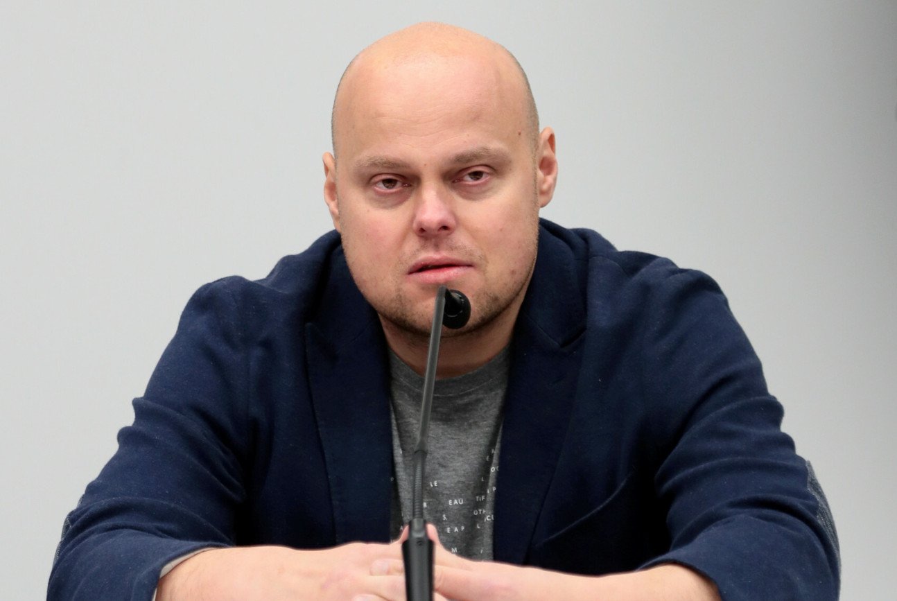 To on wstał z wózka na konferencji Łukasza Mejzy. Kim jest Tomasz Guzowski?