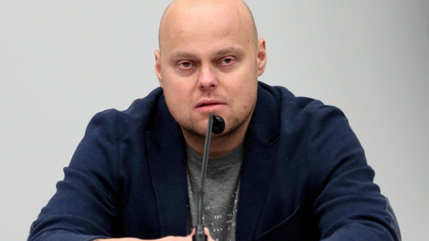 To on wstał z wózka na konferencji Łukasza Mejzy. Kim jest Tomasz Guzowski?