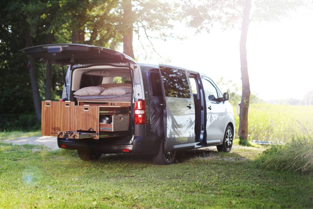 Toyota Proace z zabudową kamperową to ciekawe połączenie zwykłego VAN-a z minikamperem.