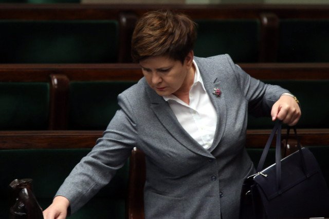 Według "Super Expressu", droga wyremontowana w rodzinnej miejscowości premier, tylko do pewnego punktu jest publiczną. 200 metrów zarezerwowano dla Szydło i członków jej rodziny.