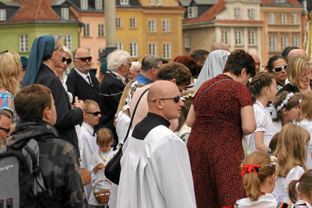 Zaufanie do duchownych maleje z roku na rok.