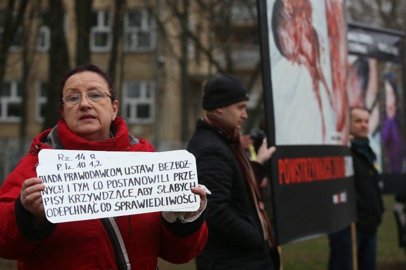 Pikieta zwolenników zakazu aborcji pod szpitalem przy ul. Madalińskiego w Warszawie.