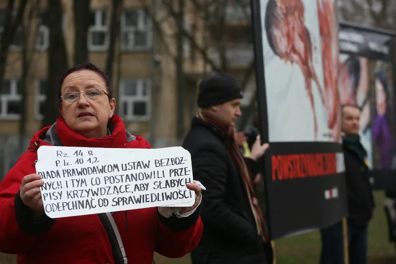Pikieta zwolenników zakazu aborcji pod szpitalem przy ul. Madalińskiego w Warszawie.