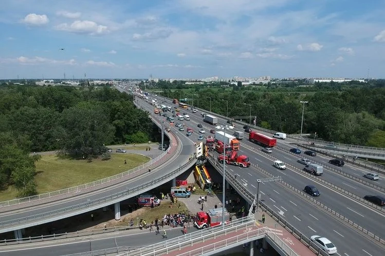 Kierowca autobusu miejskiego, który miał spowodować wypadek na S8 w Warszawie, nie trafi do aresztu.