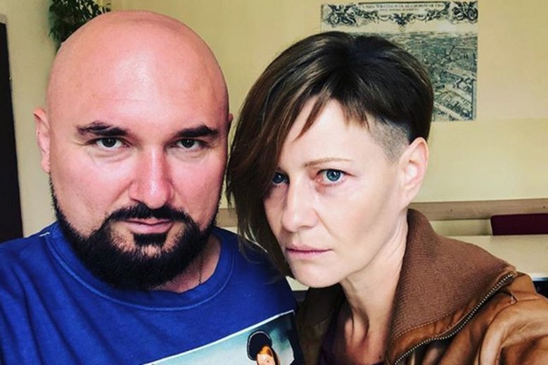 Kożuchowska kręci pod Wrocławiem film z ekipą Patryka Vegi, ale martwi się o swoją rodzinę, która zostawiła w Warszawie.