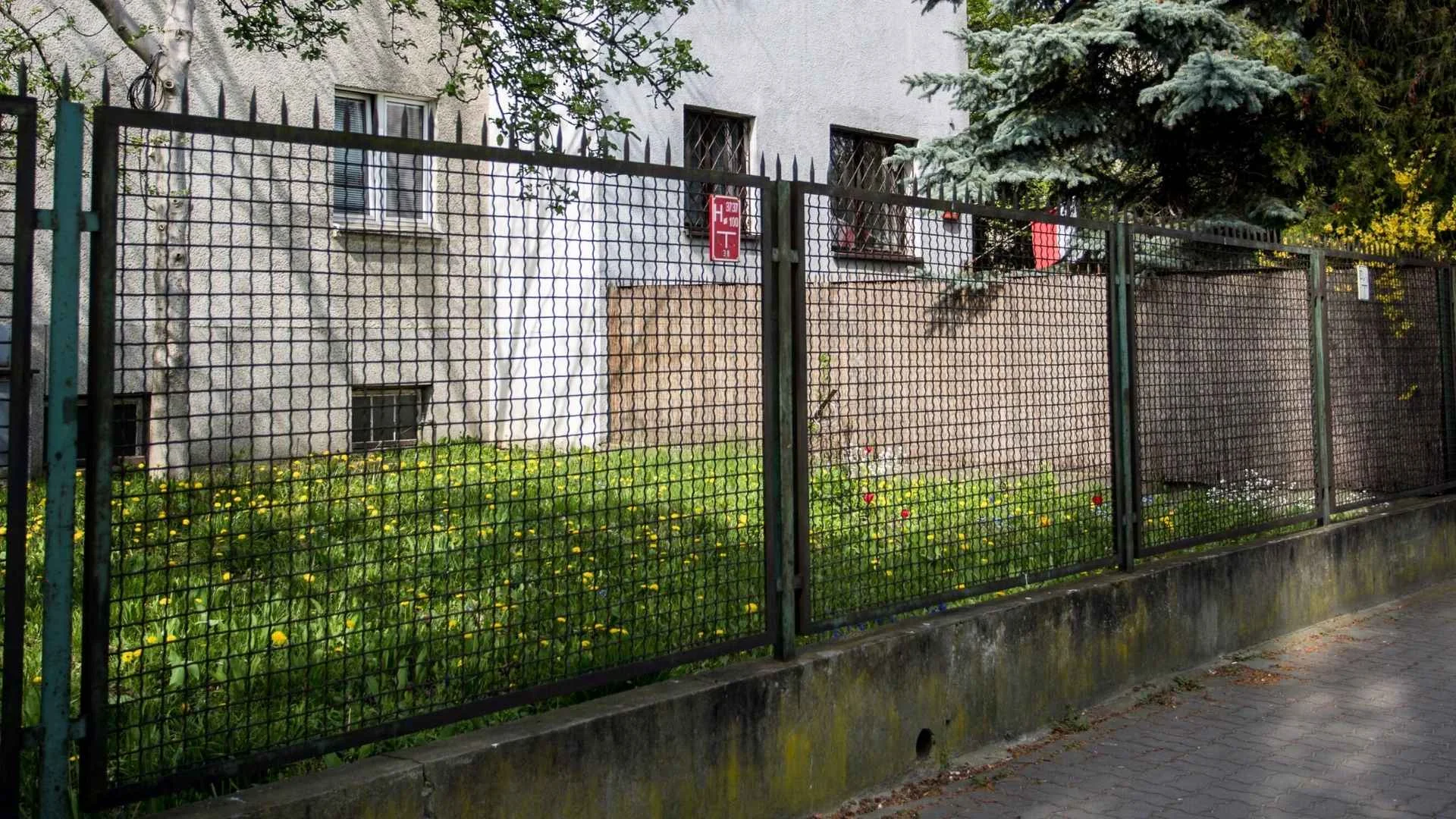 Idą zmiany w przepisach budowlanym. Tego nie postawisz na swojej działce od 2026 roku. Nowe przepisy budowlane w 2026 roku. Zakaz niebezpiecznych ogrodzeń.