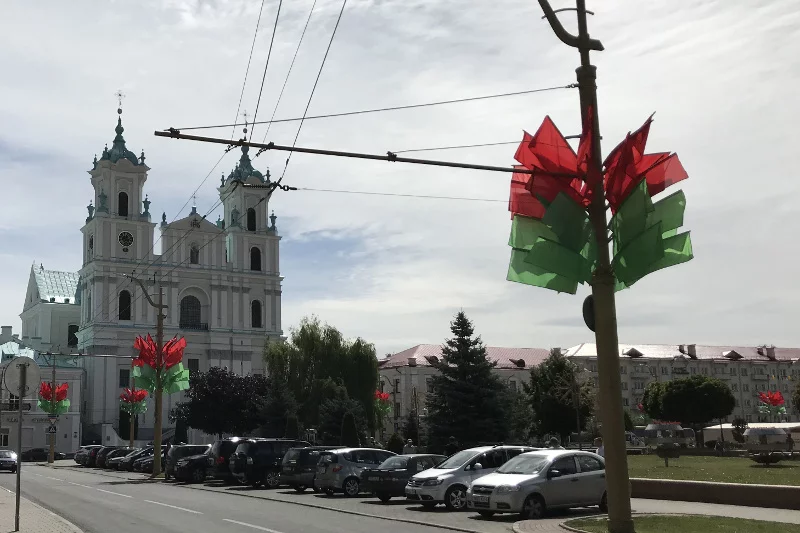 Bazylika katedralna św. Franciszka Ksawerego, obok - przysłonięta flagami w barwach flagi Białorusi - Batorówka, czyli rezydencja króla Stefana Batorego, w której mieszkał, gdy Stary Zamek w Grodnie był w przebudowie.