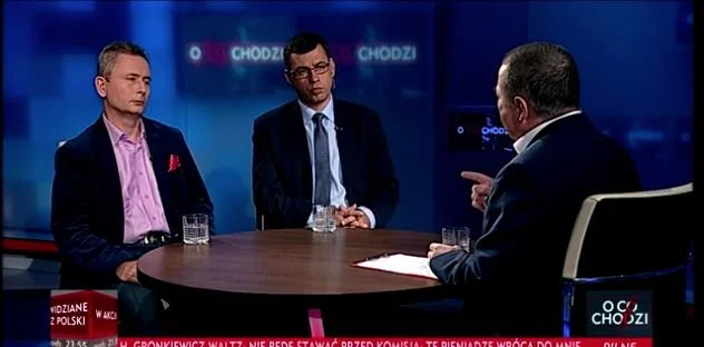 Przykład pluralizmu w TVP. W programie publicystycznym w TVP Info Bronisław Wildstein (współpracownik tygodnika "Sieci") prowadził rozmowę z Jackiem Karnowskim (naczelnym "Sieci") i Piotrem Skwiecińskim (publicystą "Sieci").