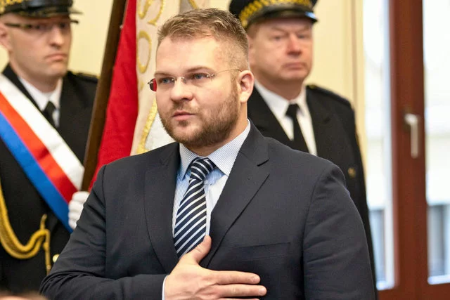 Bydgoski radny Rafał Piasecki odchodzi w niesławie.