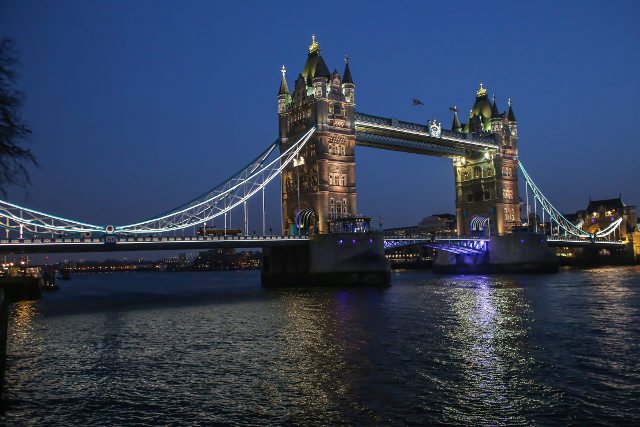 W ocenie bukmacherów największe szanse na zostanie burmistrzem Londynu ma muzułmanin Sadiq Khan