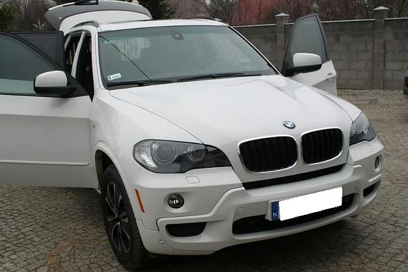 "Bezwypadkowe" BMW X5M za 185 tys. zł... po wypadku.