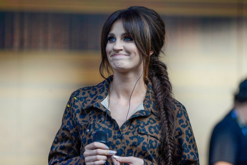 Sylwia Grzeszczak podczas występu w Opolu