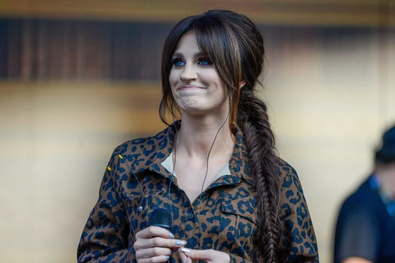 Sylwia Grzeszczak podczas występu w Opolu