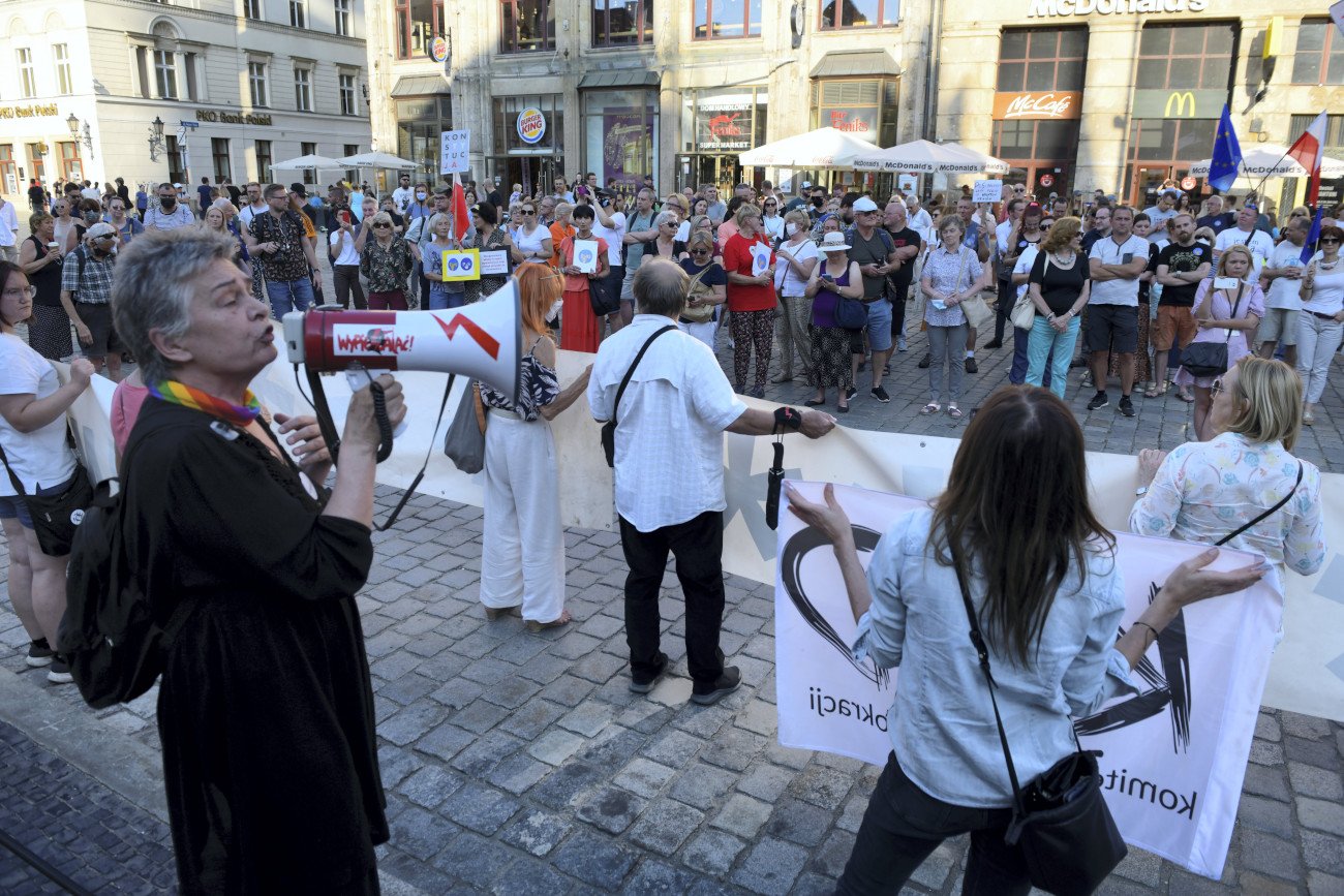 Protest we Wrocławiu w obronie wolnych mediów.