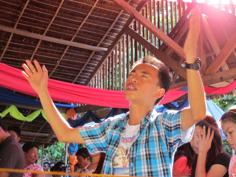 Filipiny - chrześcijański bastion Azji. Matka Boska od pringelsów, krwawy rytuał krzyżowania, islamskie mordy