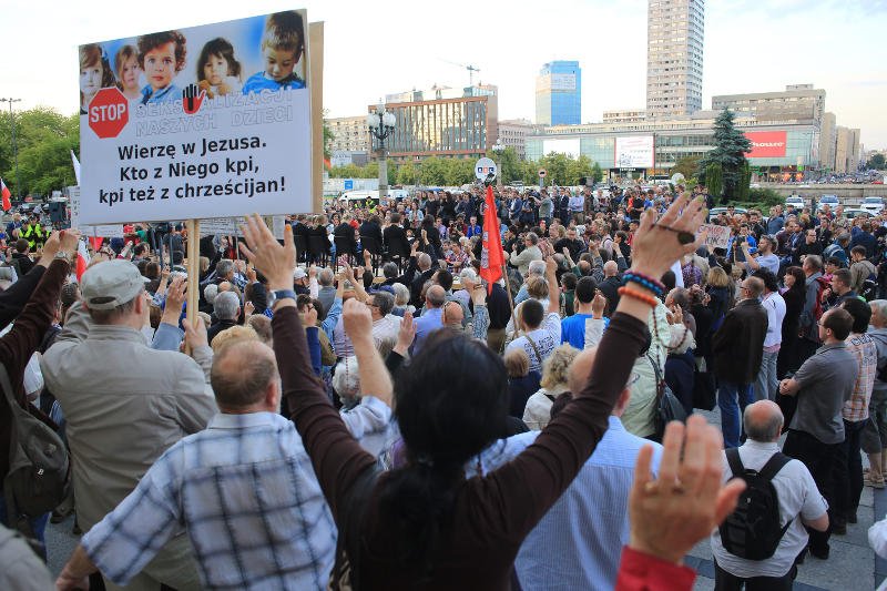 Kolejny zamach na sztukę. Odczytanie "Golgoty Picnic" w Warszawie zakłócone przez demonstrantów