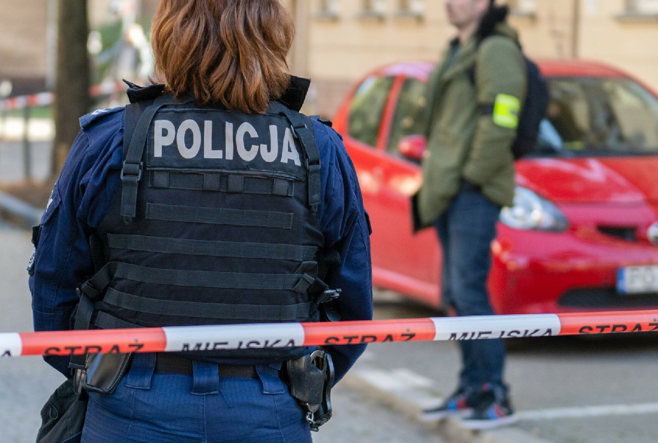 Warszawa. 76-latek odnaleziony w aucie z nożem w klatce piersiowej.